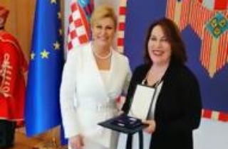 D'Antuono, a destra nella foto, con Kolinda Grabar Kitarovic