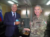 Belo Polje, Kosovo. Pietracupa consegna una campana della Fonderia Marinelli di Agnone al Colonello Sebastiano Longo, responsabile di "Villaggio Italia", base degli eserciti italiano, sloveno e austriaco