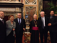 Palazzo Apostolico, Sala Clementina. La delegazione guidata dal Presidente Iorio e, al centro, la Campana "Anno della Fede" della Fonderia Marinelli 