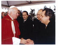 Campobasso,19 marzo 1995: benedizione della prima pietra del Centro della Cattolica a Campobasso. Il Presidente Iorio, all'epoca Assessore alla Sanit, porge i saluti a Giovanni Paolo II. Con loro, al centro della foto, Antonio Chieffo, allora Presidente della Provincia di Campobasso, e l'On. Florindo D'Aimmo