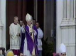 Castelpetroso,19 marzo 1995. Il Santo Padre esce dal portone principale del Santuario e saluta i fedeli