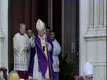 Castelpetroso, 19 marzo 1995. Il Santo Padre esce dal portone centrale del Santuario dell'Addolorata e saluta la folla dei fedeli