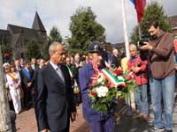 Pietracupa deposita una corona ai piedi del monumento alla vittime