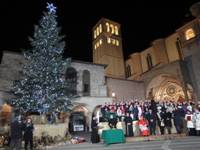 Uno dei momenti pi suggestivi della cerimonia: l'albero  stato benedetto ed acceso