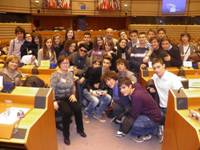 Bruxelles, Sala plenaria del Parlamento. Pietracupa, al centro nella foto, con gli studenti e i tre docenti della III A 