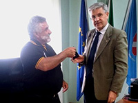 Giuseppe Petrucci consegna un ricordo di Luigi Palombo all'assessore Petraroia