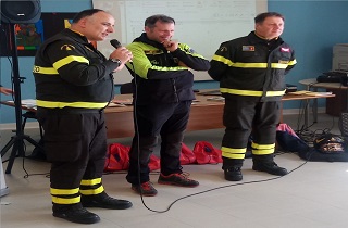 Isernia. Vigili del fuoco e operatori della Potezione civile si sono  confrontatti con i ragazzi